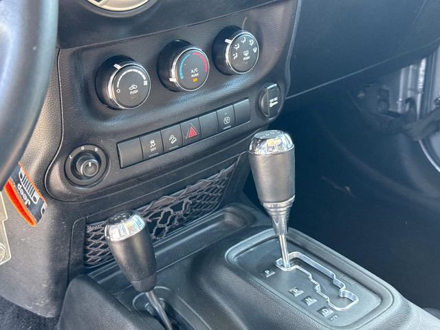 Used 2018 Jeep Wrangler Unlimited Sahara w/ Connectivity Group AWD/4WD image 31