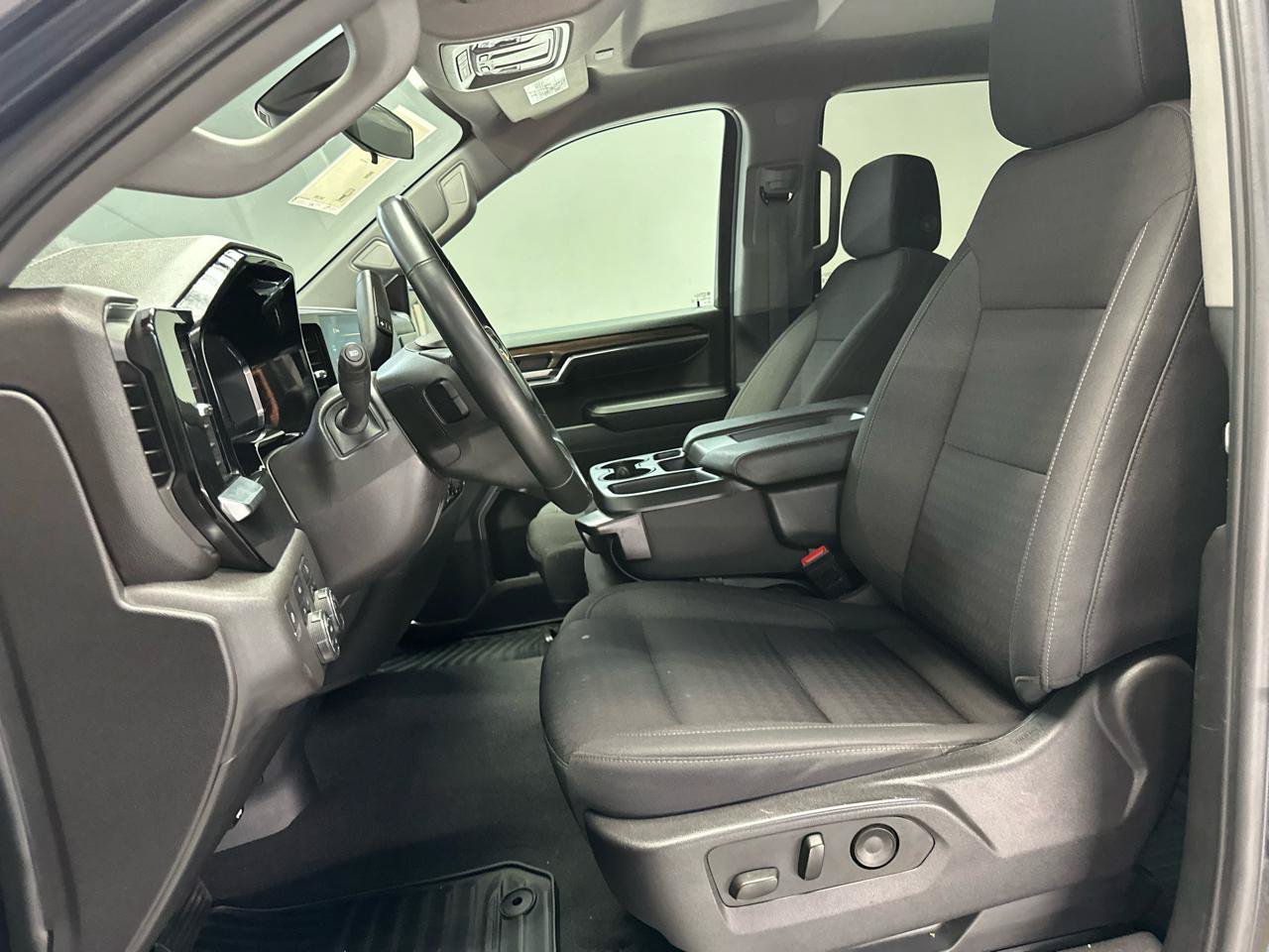 Used 2024 Chevrolet Silverado 1500 LT AWD/4WD image 19