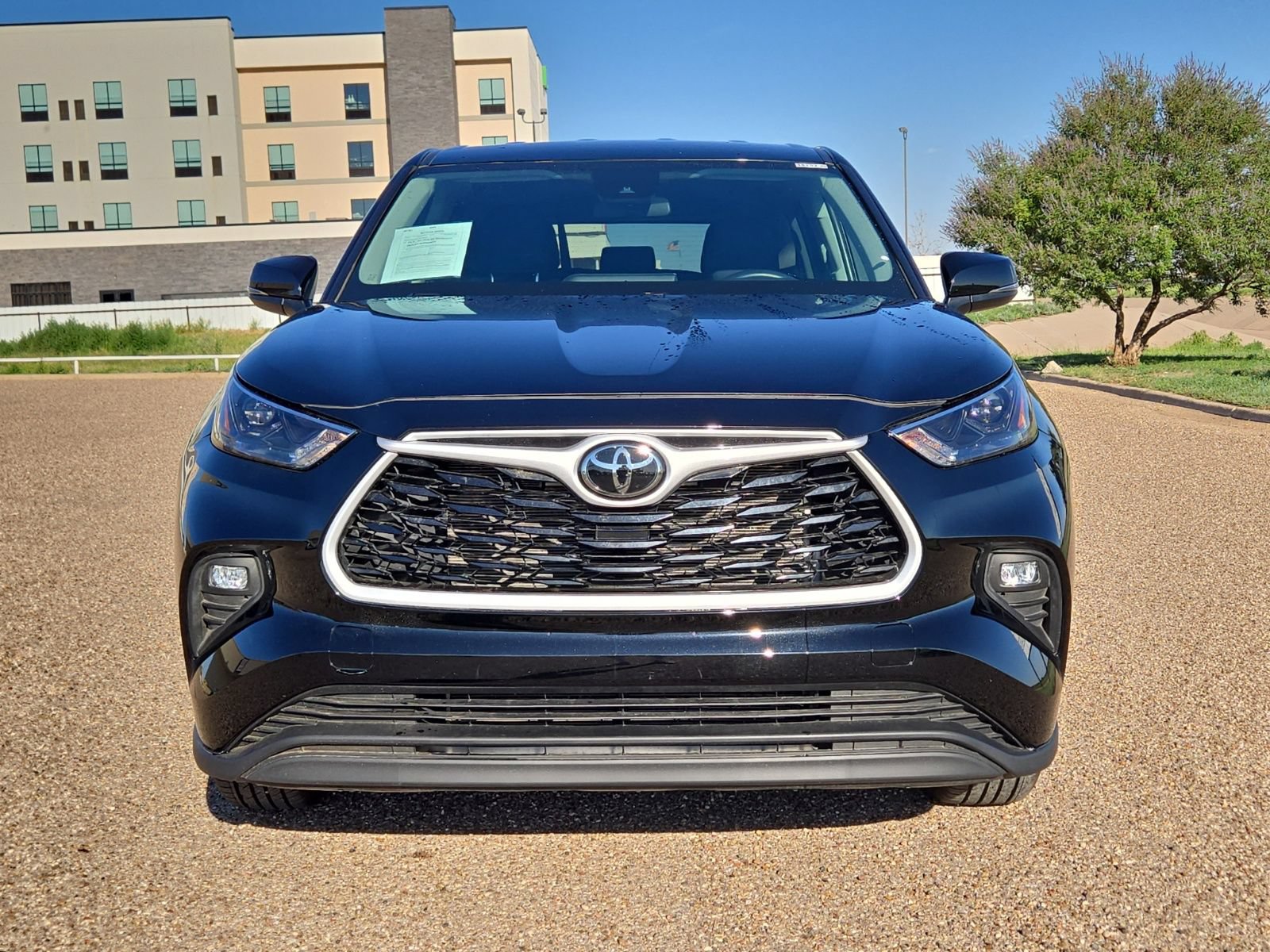 Used 2025 Toyota Highlander LE FWD image 8