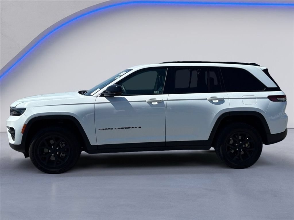 Used 2024 Jeep Grand Cherokee Altitude RWD image 3