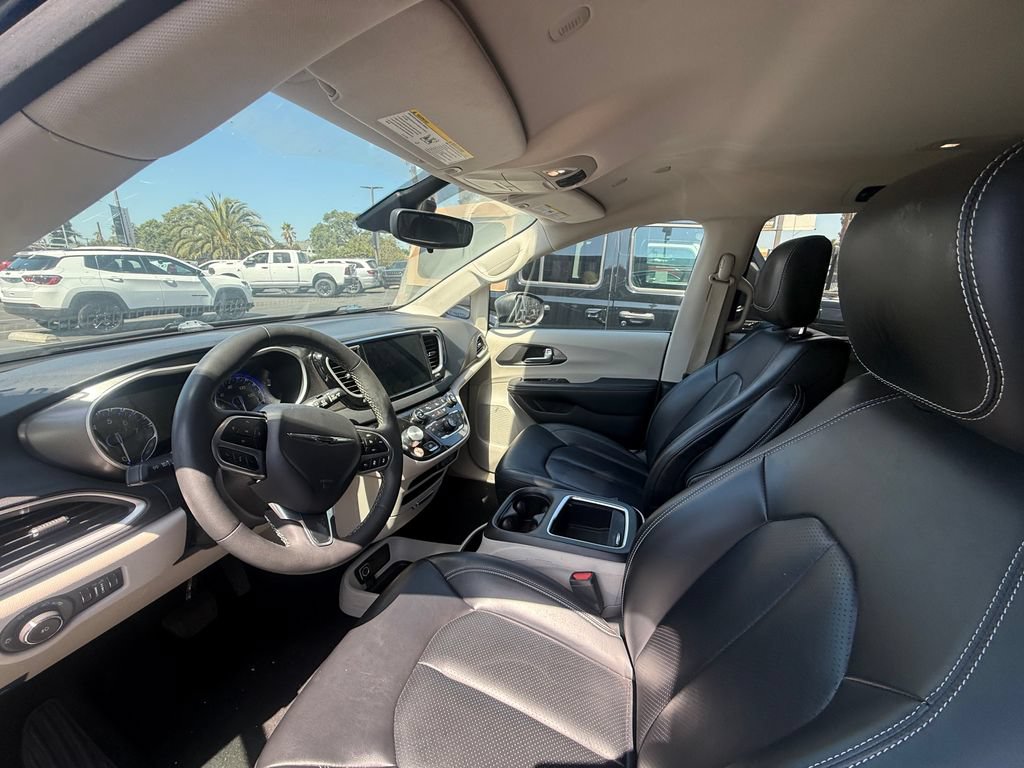 Used 2023 Chrysler Pacifica Touring-L FWD image 5