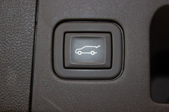 Used 2023 Cadillac XT4 Luxury w/ Cold Weather Package AWD/4WD image 15