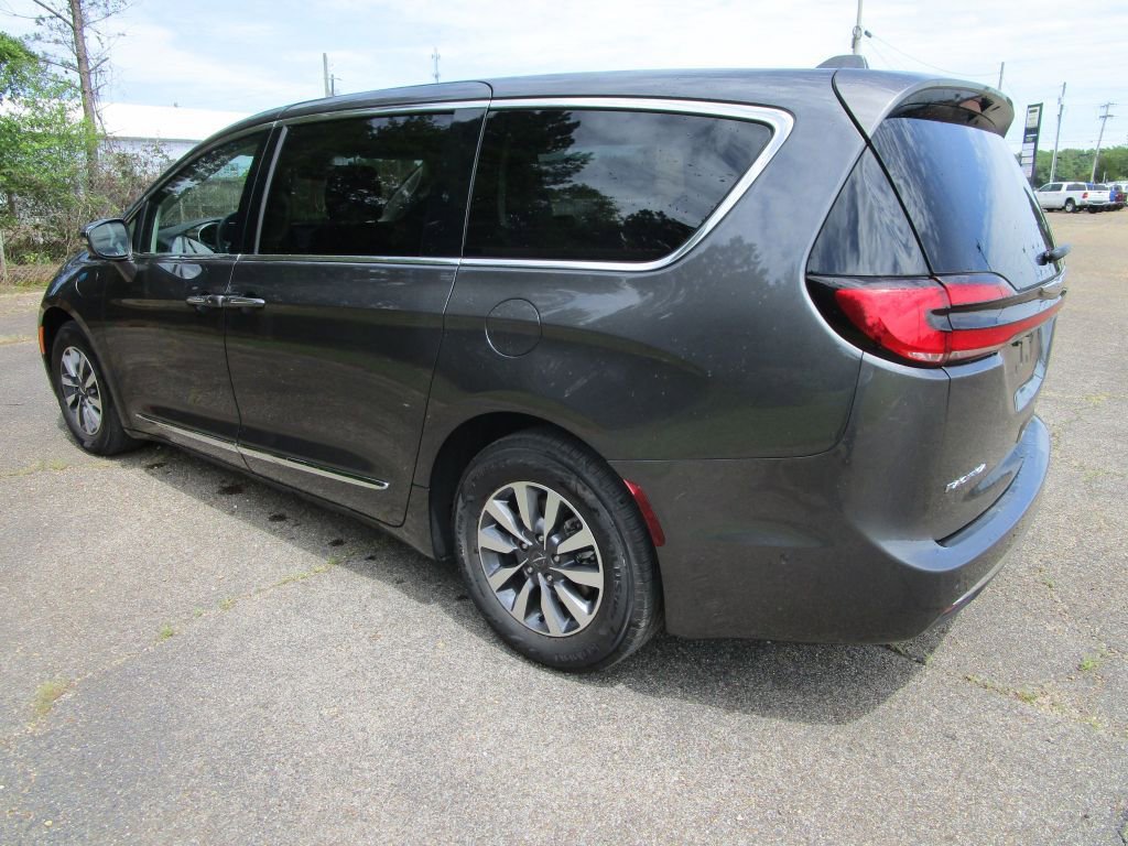 Used 2022 Chrysler Pacifica Limited image 3
