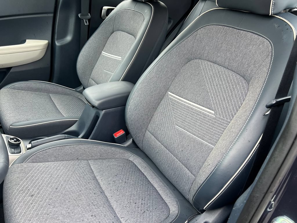 Used 2025 Hyundai Venue Limited FWD image 11