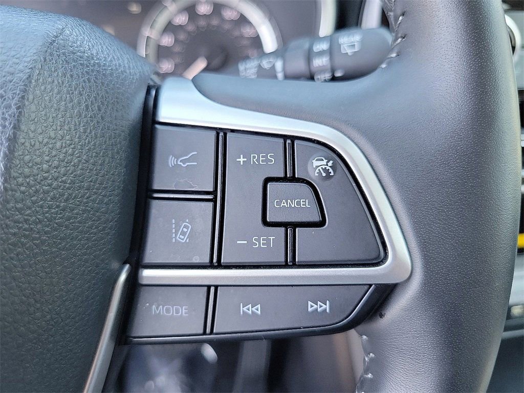 Used 2024 Toyota Highlander XLE AWD/4WD image 6