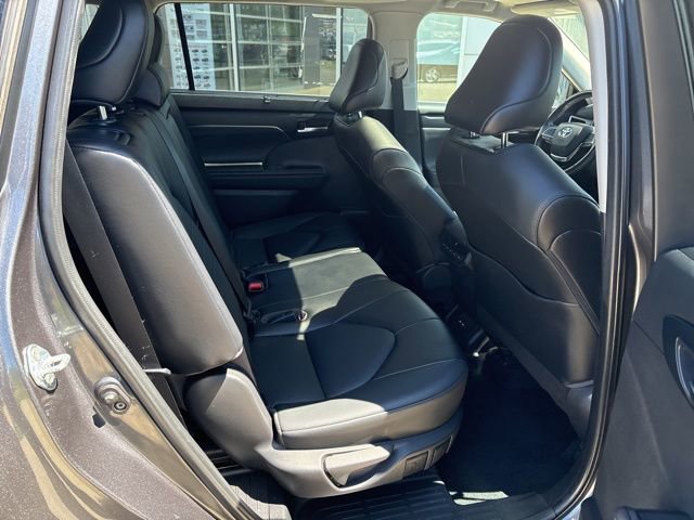 Used 2021 Toyota Highlander XLE AWD/4WD image 33