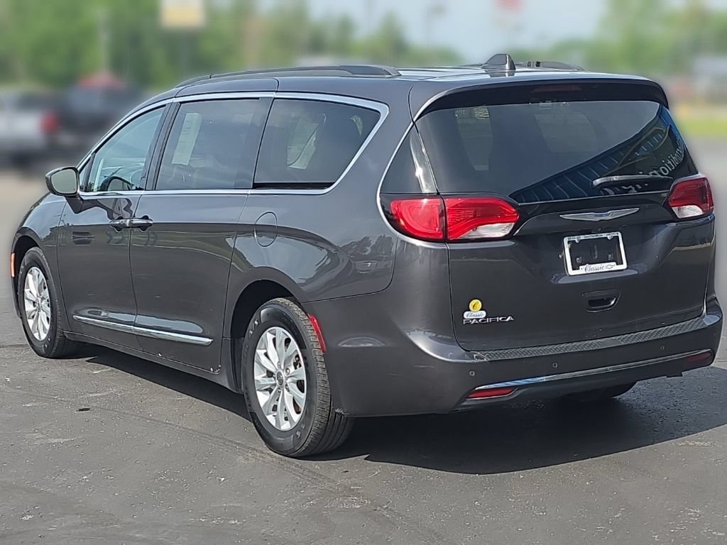 Used 2017 Chrysler Pacifica Touring-L FWD image 5