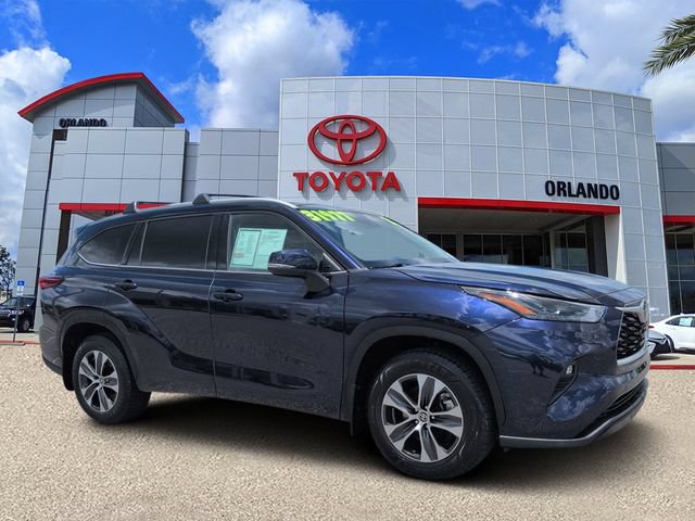 Used 2022 Toyota Highlander XLE AWD/4WD image 1
