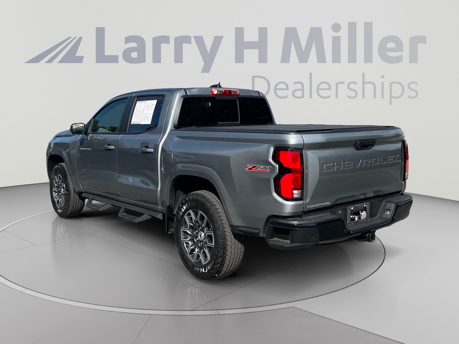 Used 2025 Chevrolet Colorado Z71 w/ Technology Package AWD/4WD image 3