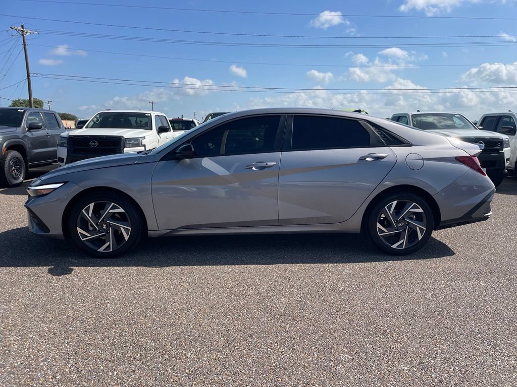 Used 2025 Hyundai Elantra Sport FWD image 4
