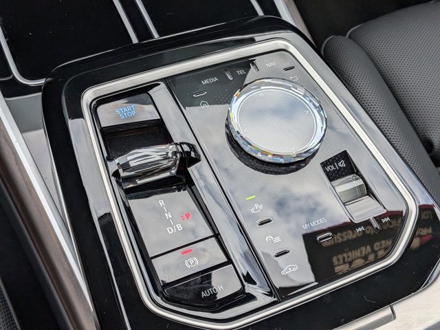 Used 2025 BMW i7 xDrive60 AWD/4WD image 12