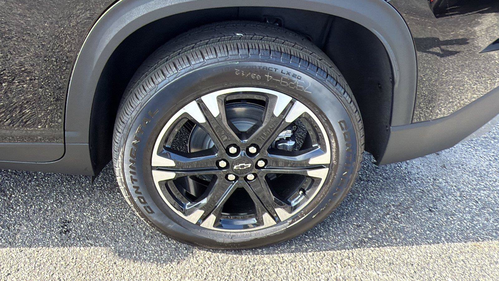 New 2027 Chevrolet Traverse LT w/ Sun and Wheel Package FWD image 13