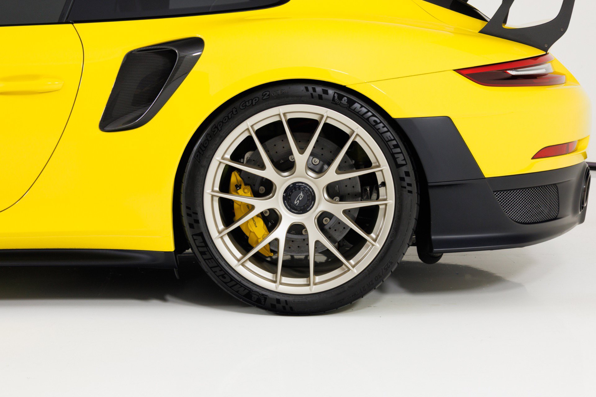 Used 2018 Porsche 911 GT2 RS w/ Weissach Package RWD image 11