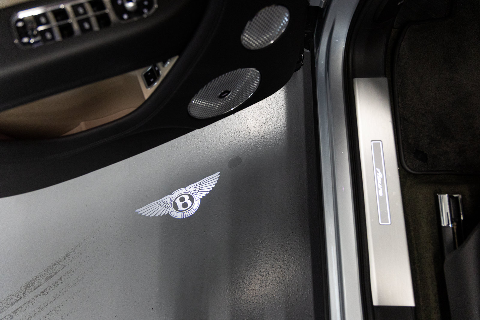 Certified 2023 Bentley Bentayga Plug-In Hybrid AWD/4WD image 25