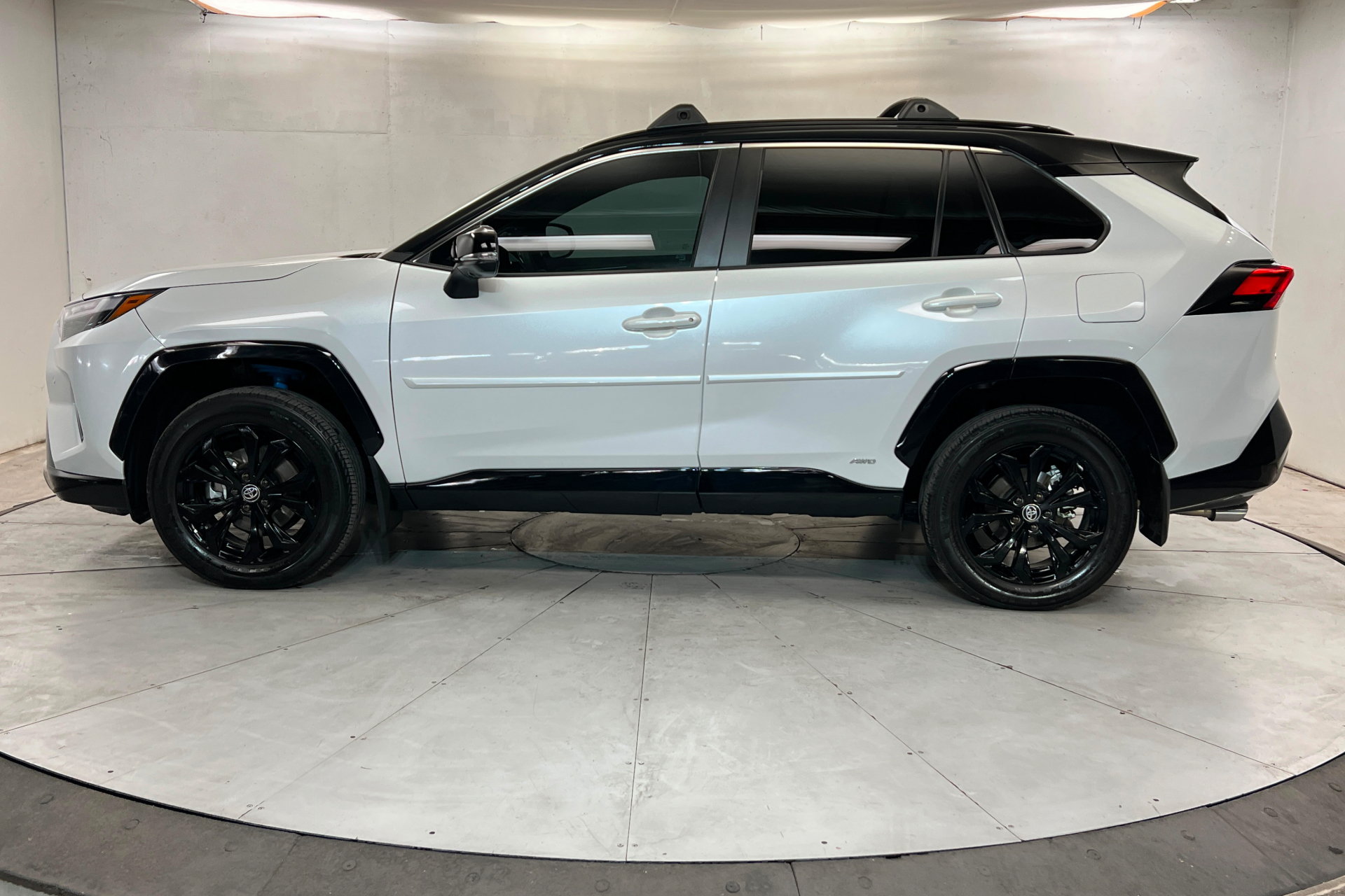 Used 2023 Toyota RAV4 XSE AWD/4WD image 2