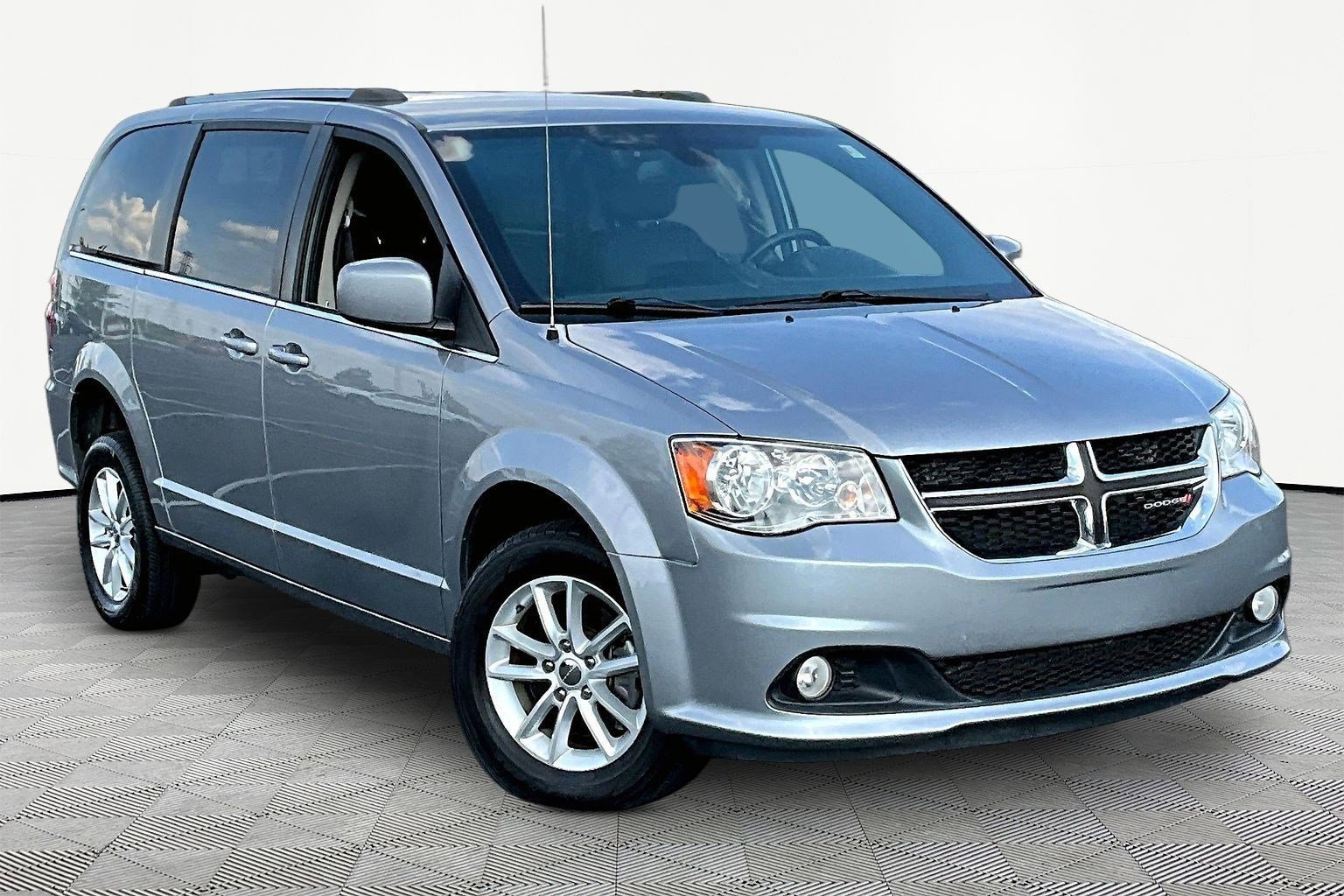 Used 2020 Dodge Grand Caravan SXT FWD image 3