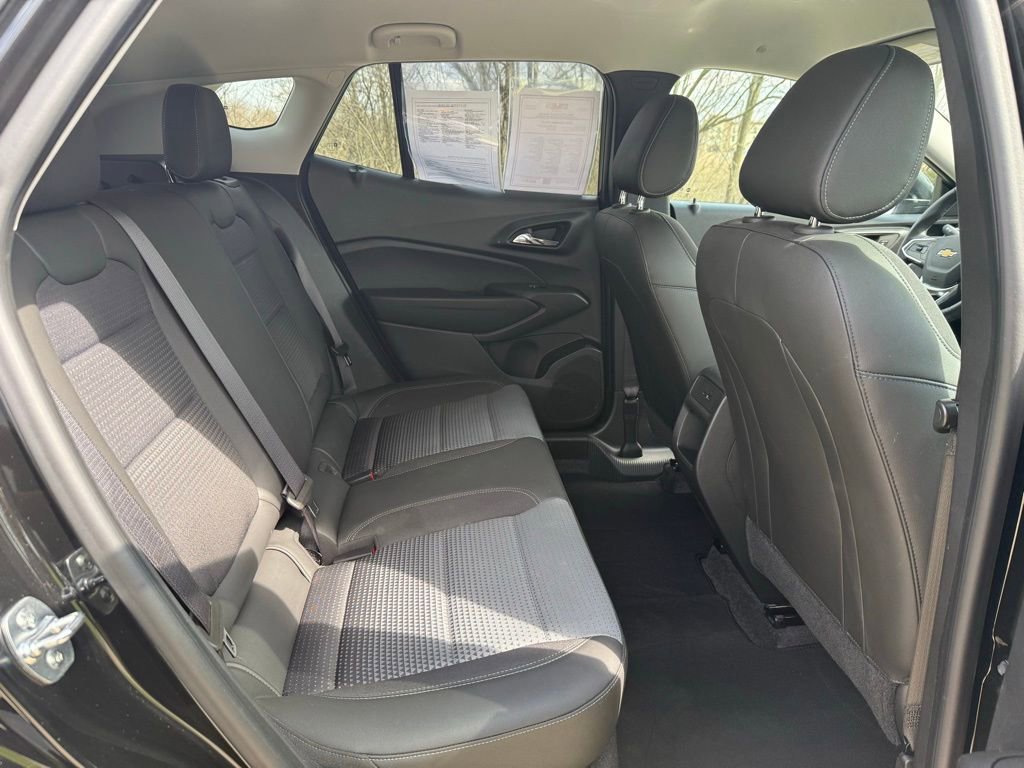 Used 2025 Chevrolet Trax LT w/ LT Convenience Package image 15