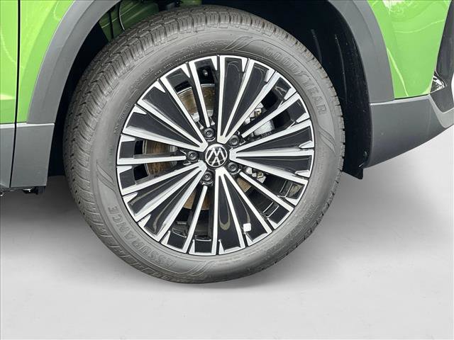 New 2025 Volkswagen Taos SE image 5