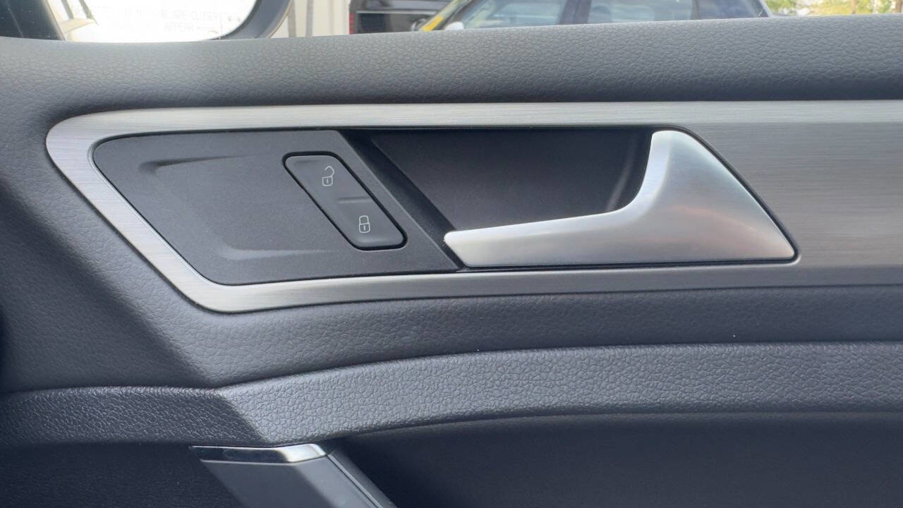 Used 2015 Volkswagen Golf S image 18