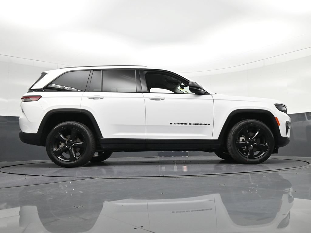 Used 2024 Jeep Grand Cherokee Limited w/ Black Appearance Package AWD/4WD image 32