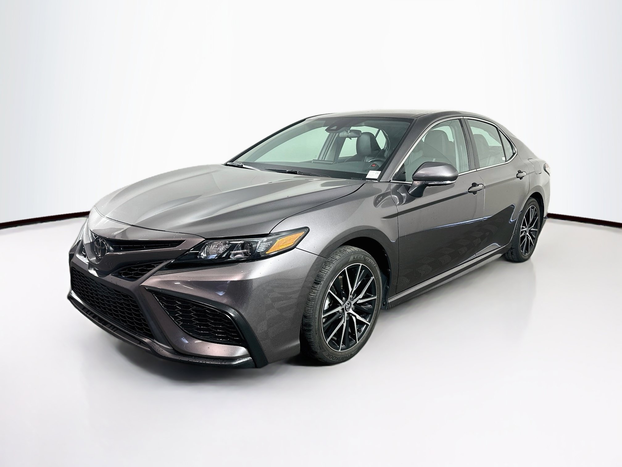 Used 2024 Toyota Camry SE FWD image 3