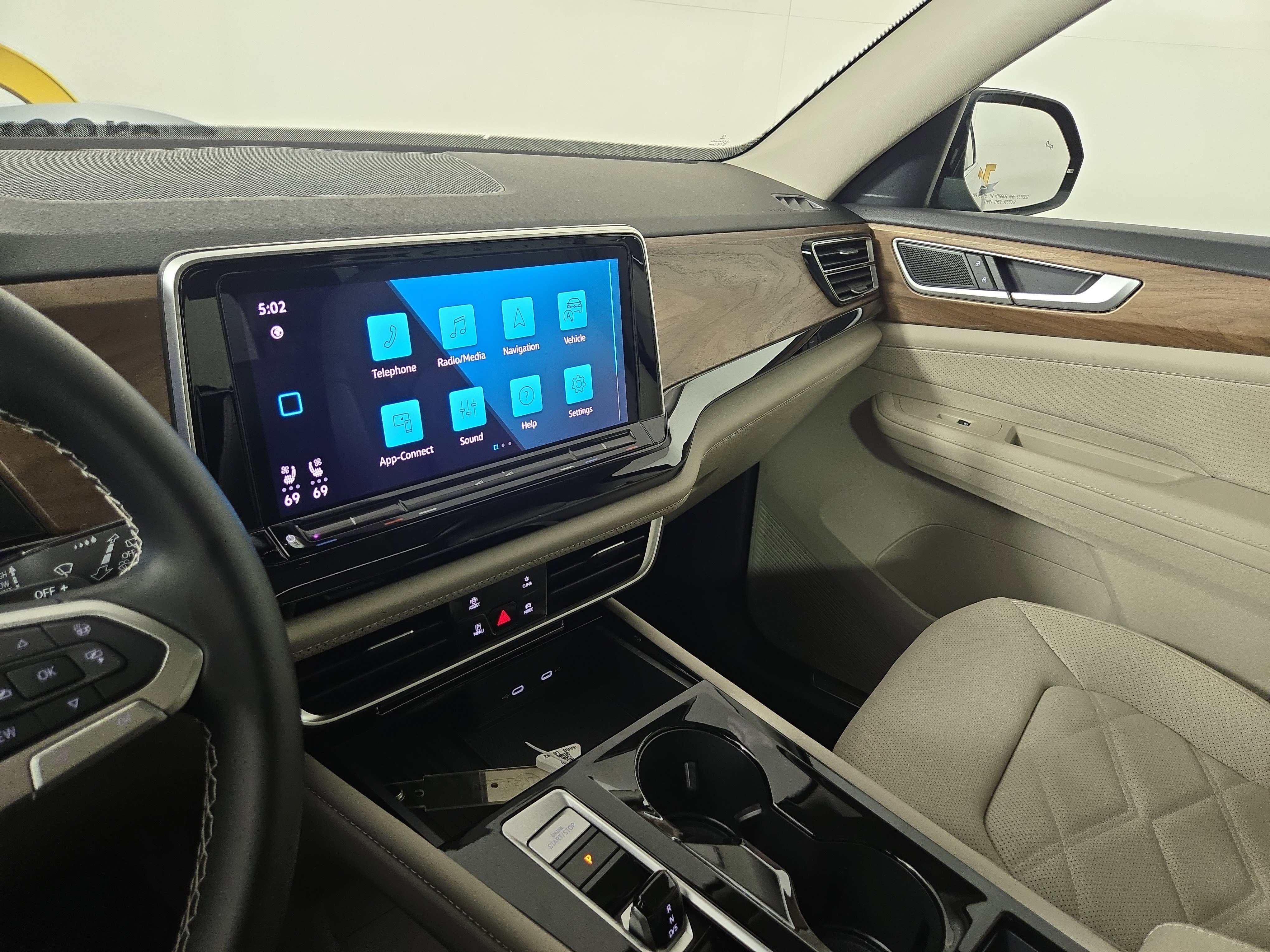 Used 2025 Volkswagen Atlas SE image 25