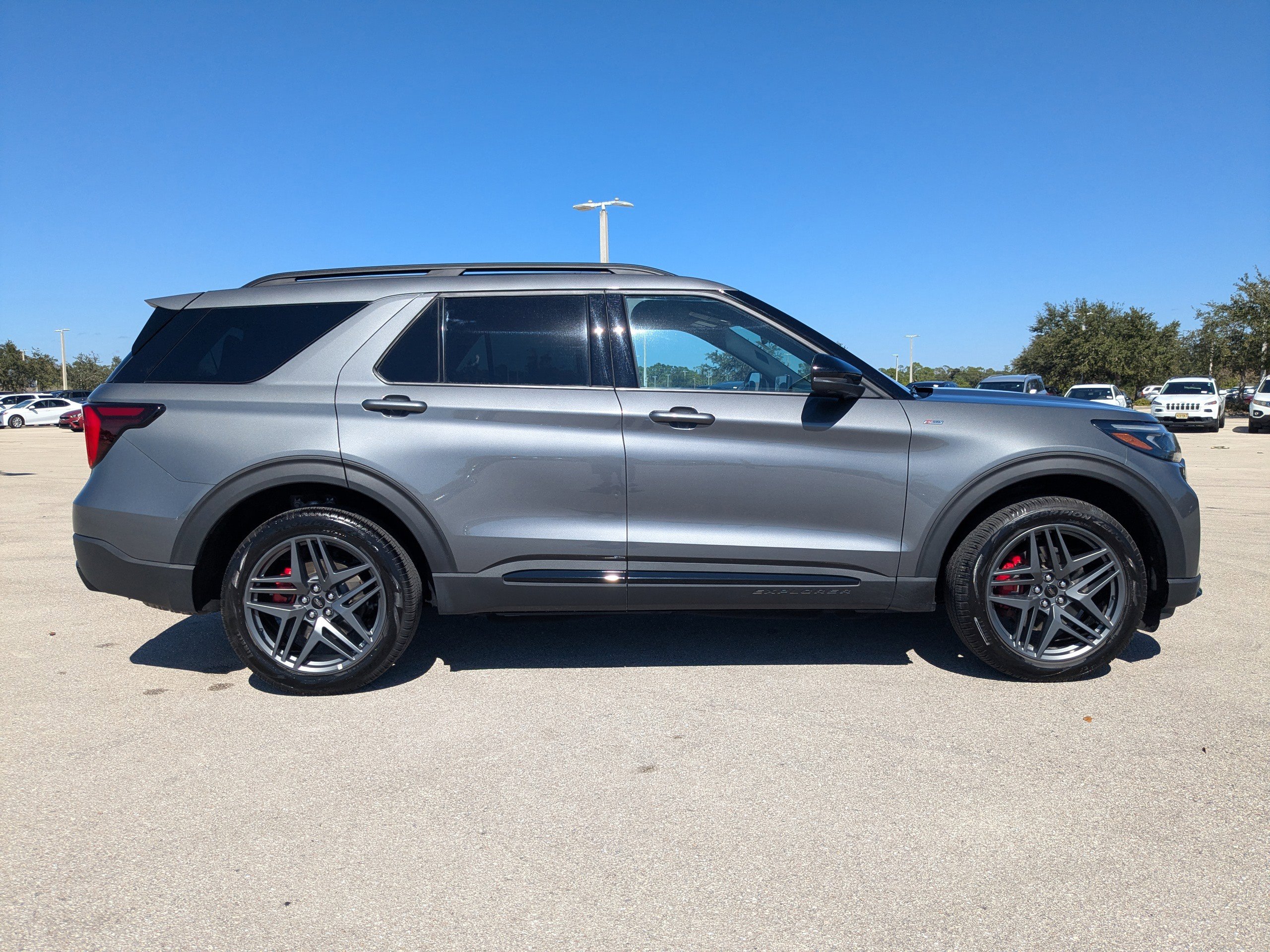 Used 2025 Ford Explorer ST-Line w/ ST-Line Street Pack image 36