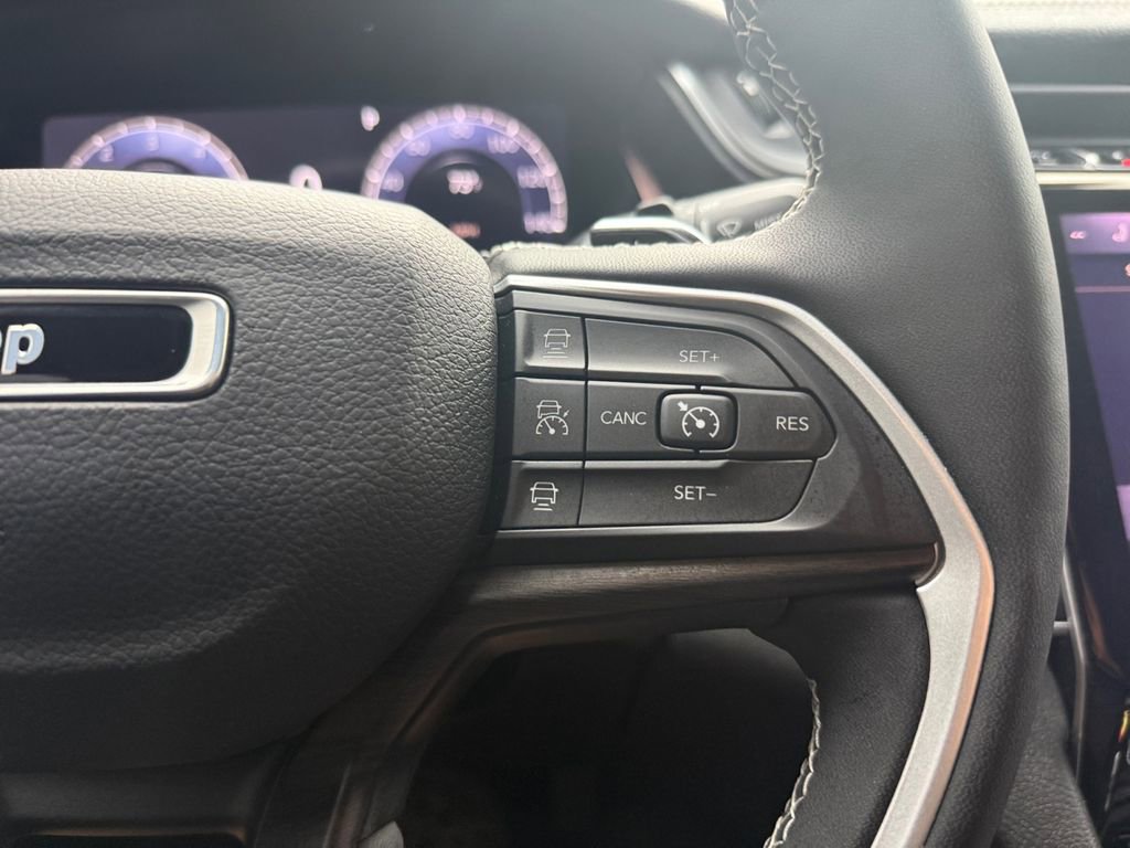 Certified 2023 Jeep Grand Cherokee Limited w/ Black Appearance Package AWD/4WD image 30