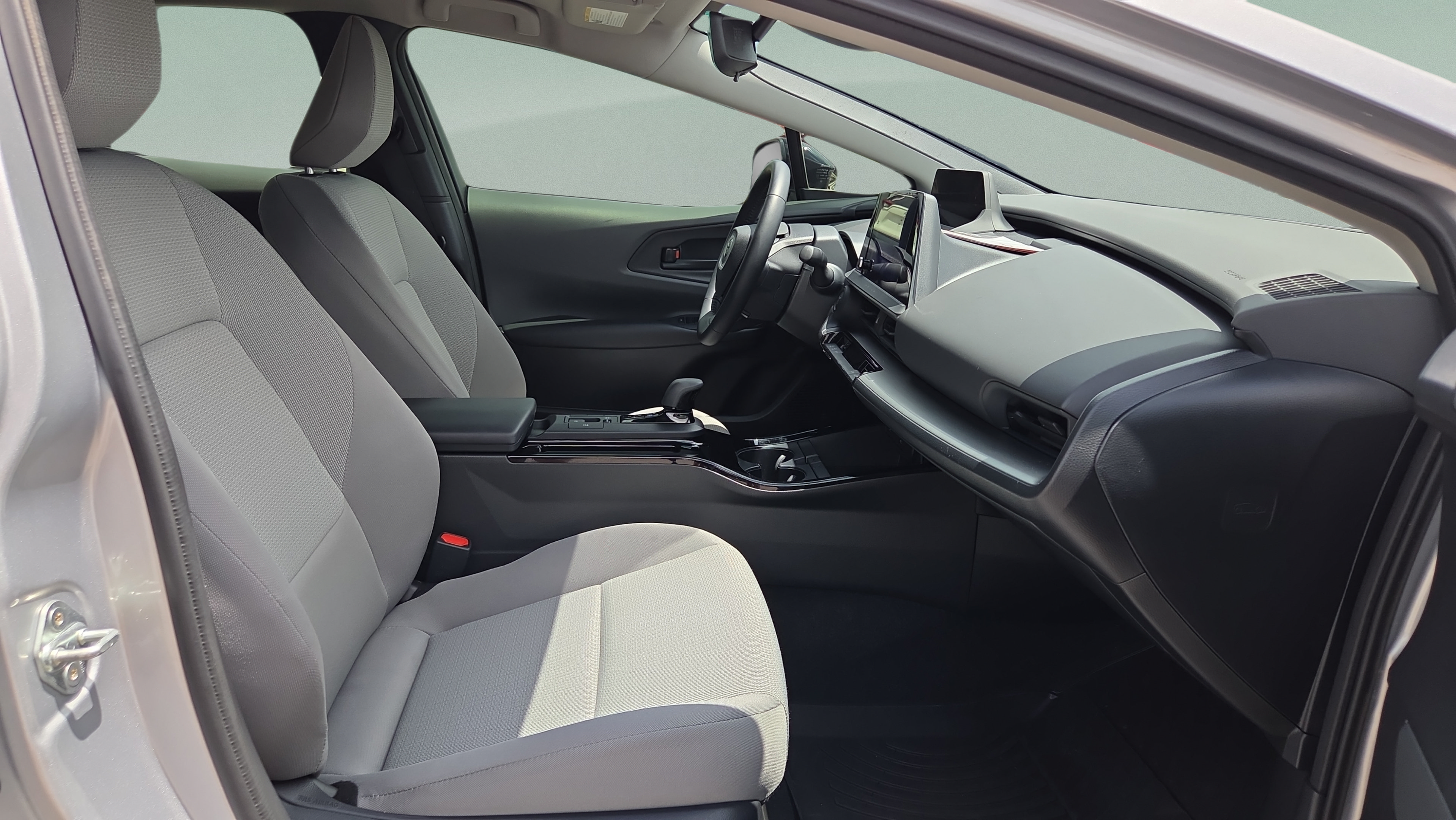 Certified 2025 Toyota Prius LE FWD image 16