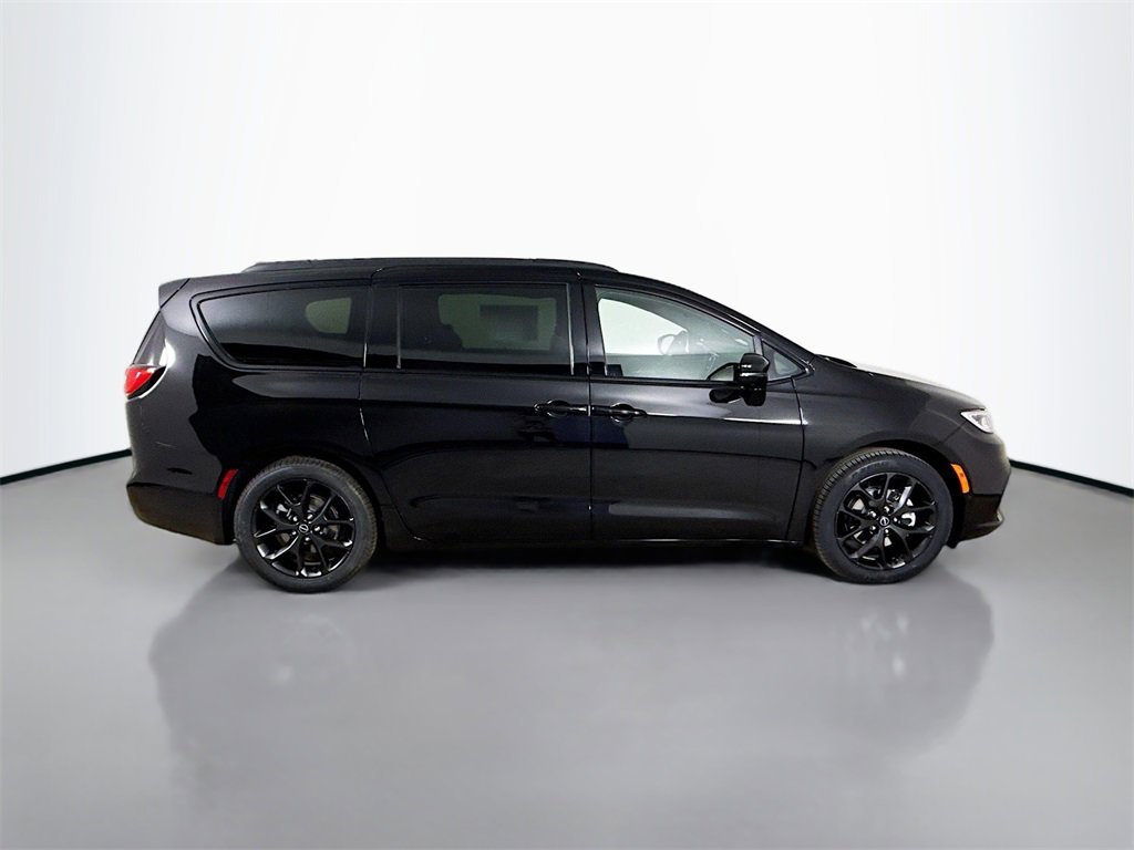 New 2026 Chrysler Pacifica Limited image 8