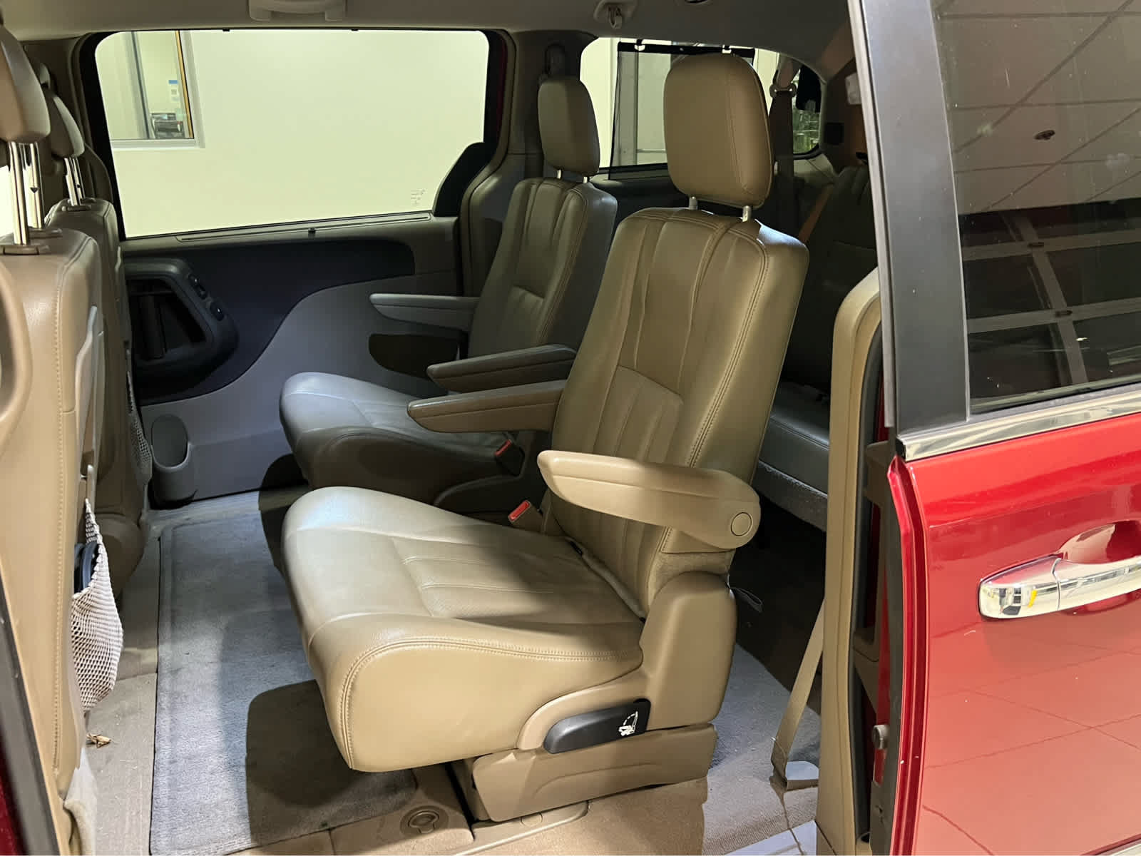 Used 2015 Chrysler Town & Country Touring-L w/ Driver Convenience Group FWD image 8