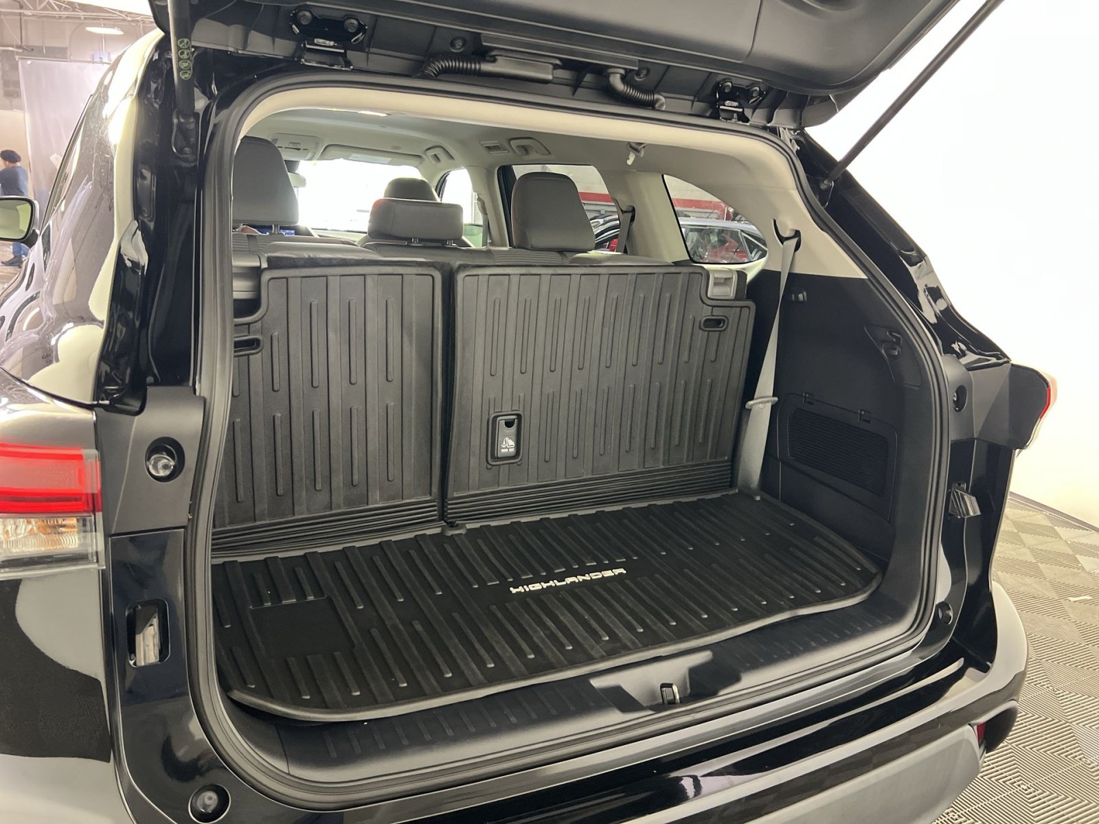 Used 2023 Toyota Highlander L FWD image 24
