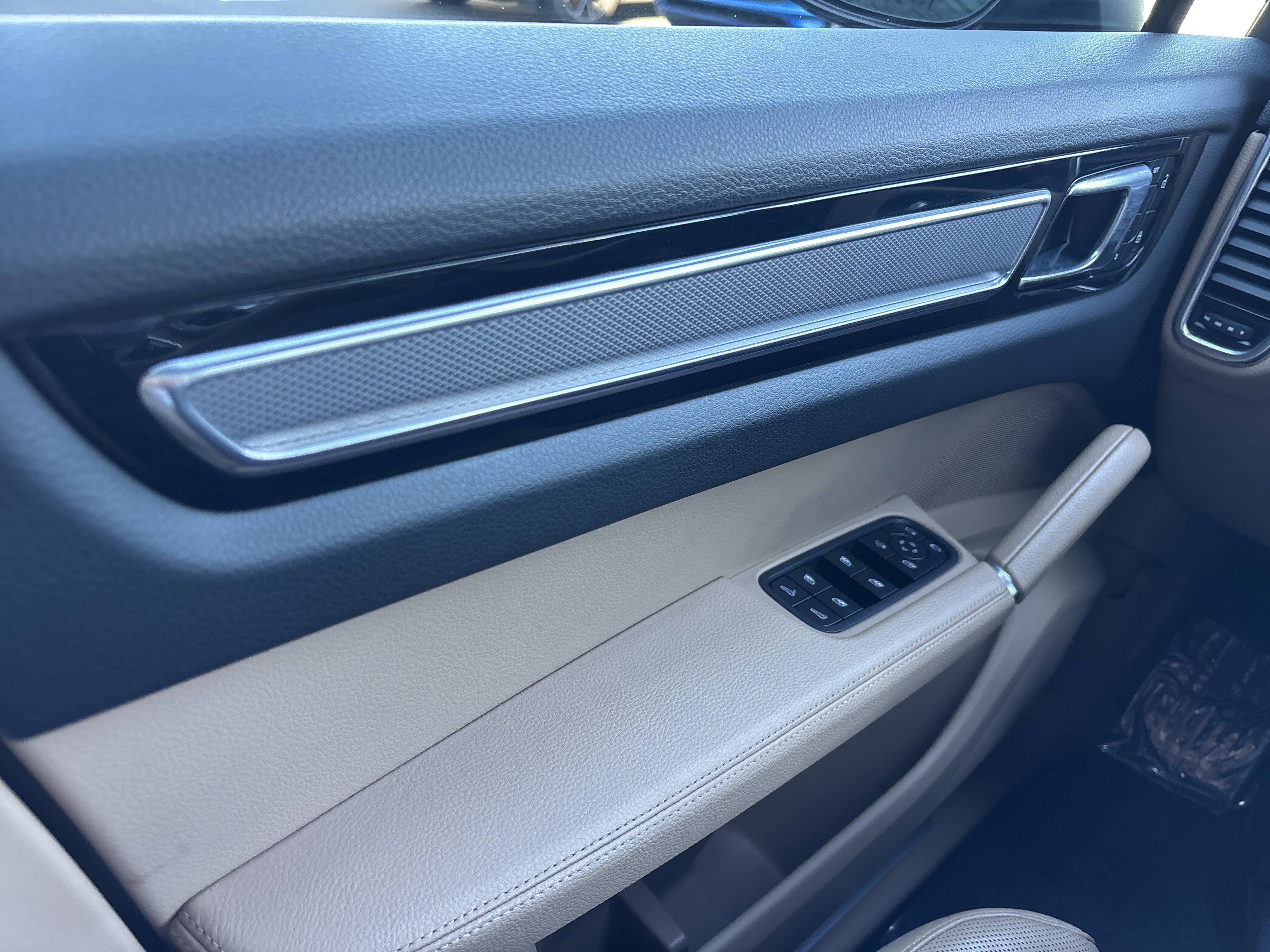 Certified 2022 Porsche Cayenne Platinum Edition image 25