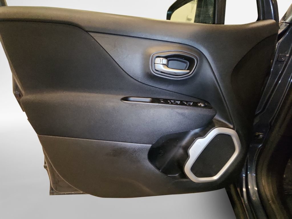 Used 2020 Jeep Renegade Latitude w/ Cold Weather Group AWD/4WD image 15