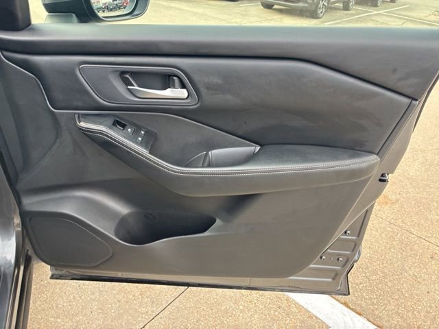 Used 2025 Nissan Rogue SV image 13