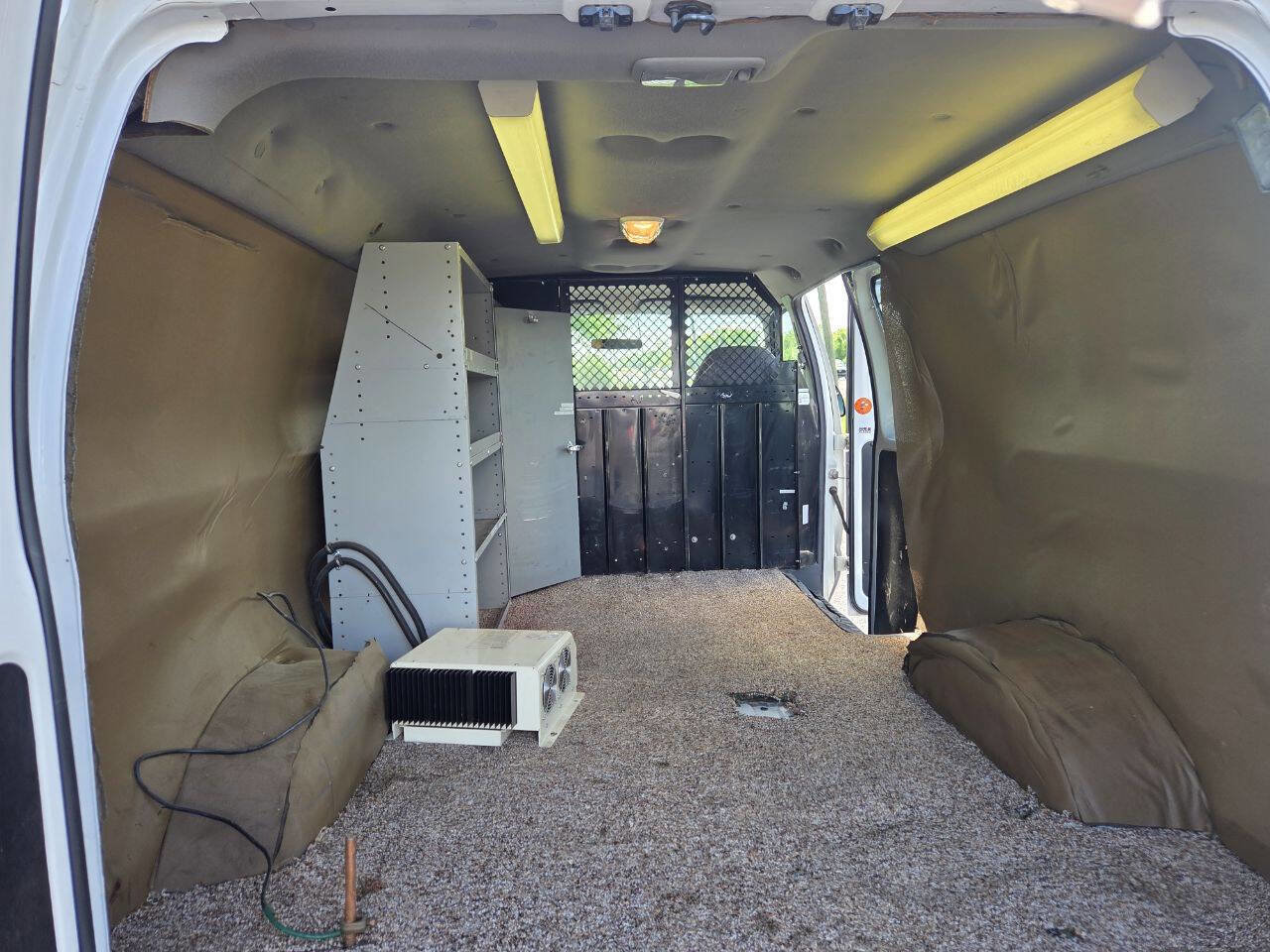 Used 2001 Ford E-250 and Econoline 250 RWD image 37