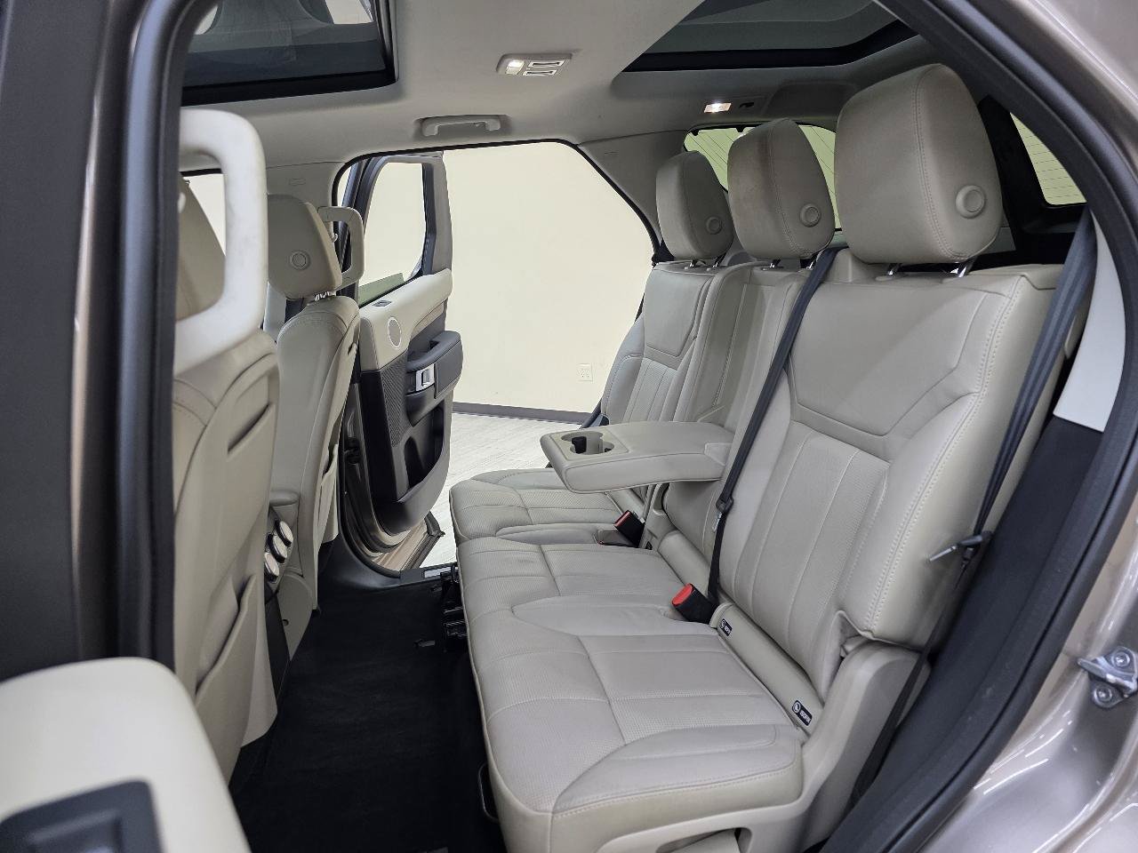 Used 2017 Land Rover Discovery HSE AWD/4WD image 27
