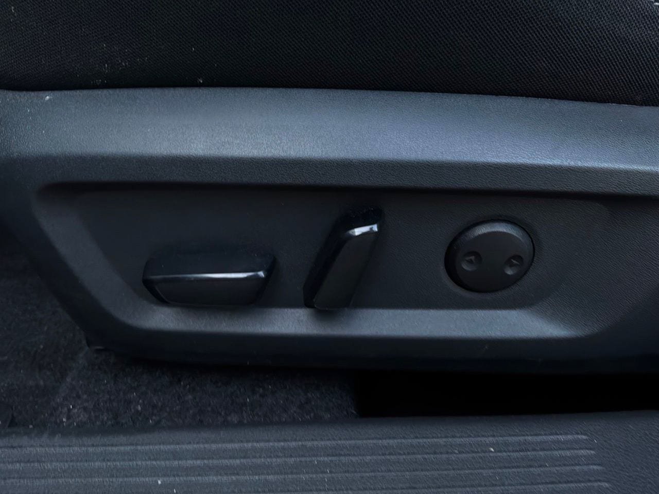 Used 2025 Nissan Rogue SV FWD image 11