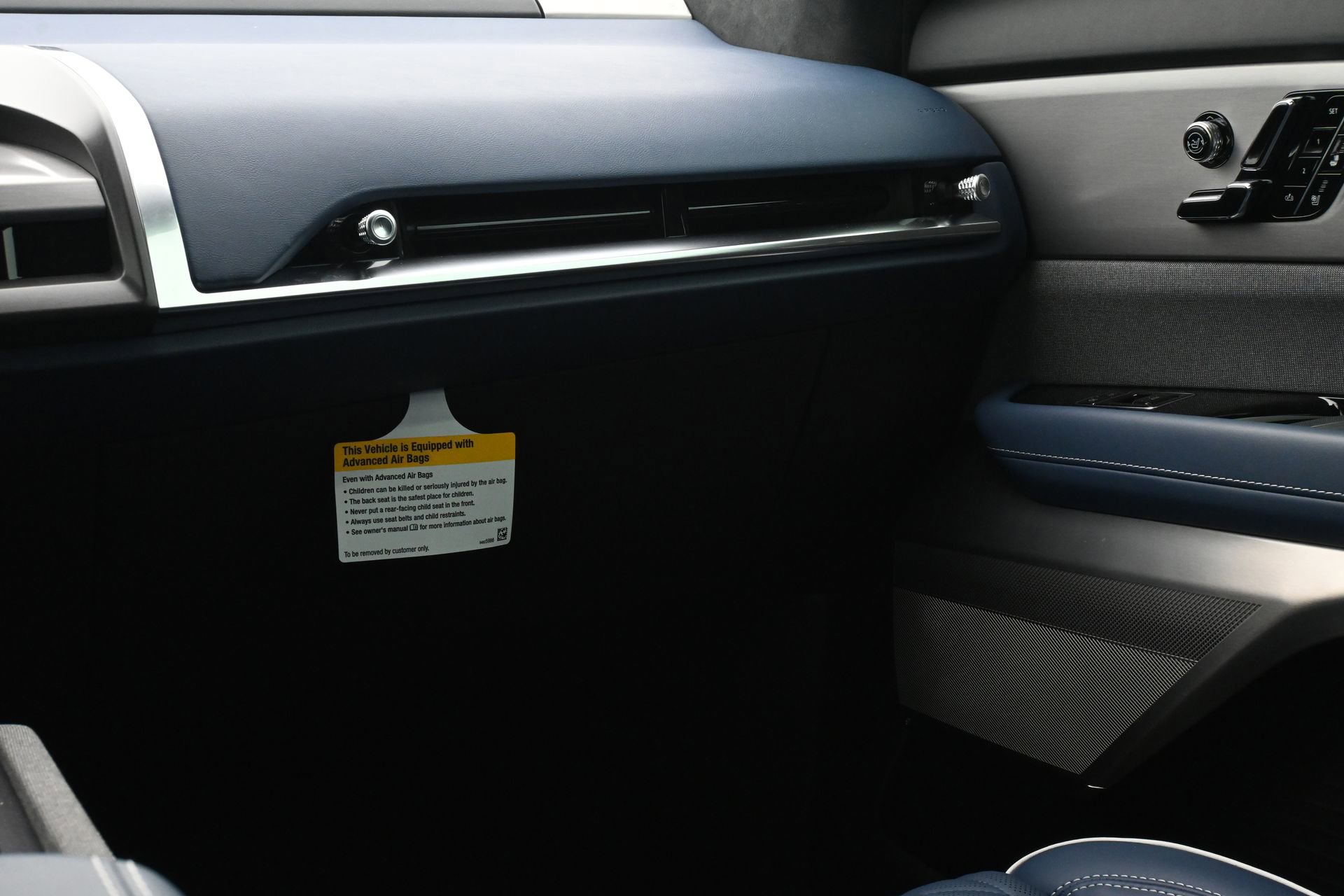 Used 2026 Cadillac Vistiq Premium Luxury w/ LPO, Floor Liner Package AWD/4WD image 8
