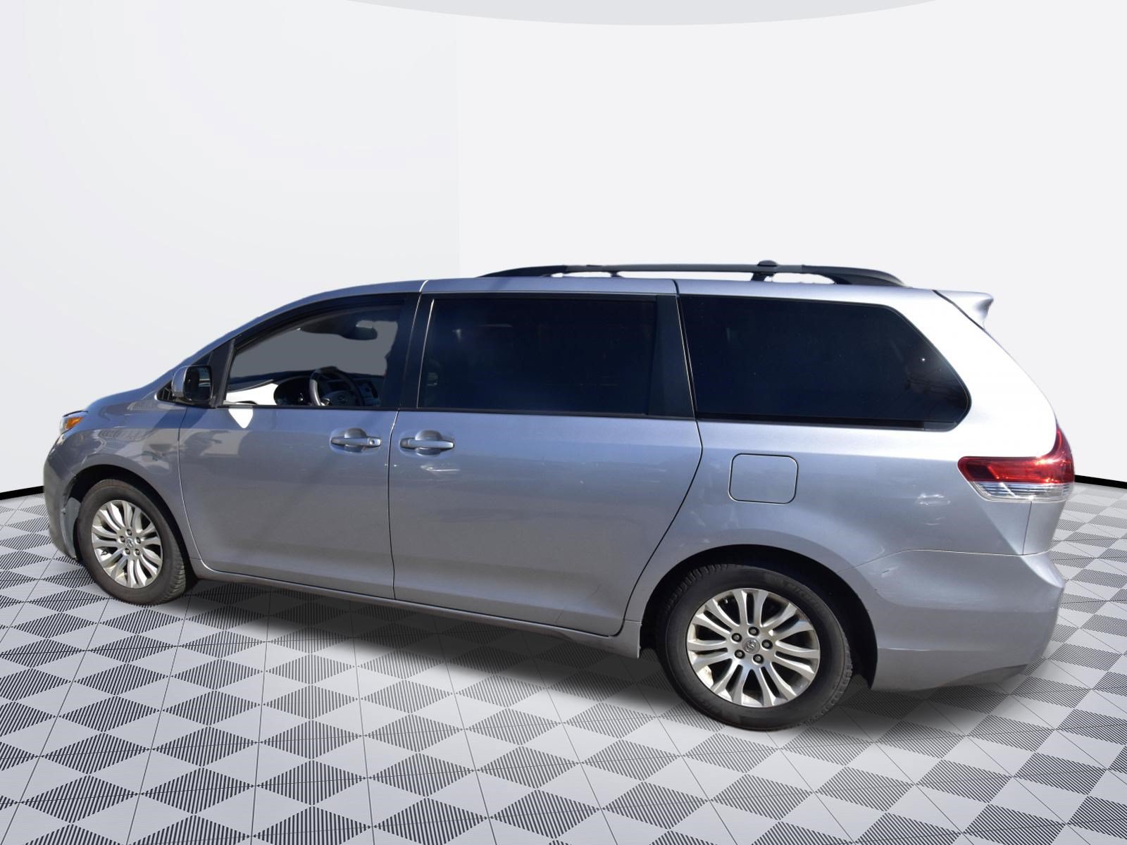 Used 2013 Toyota Sienna XLE FWD image 6