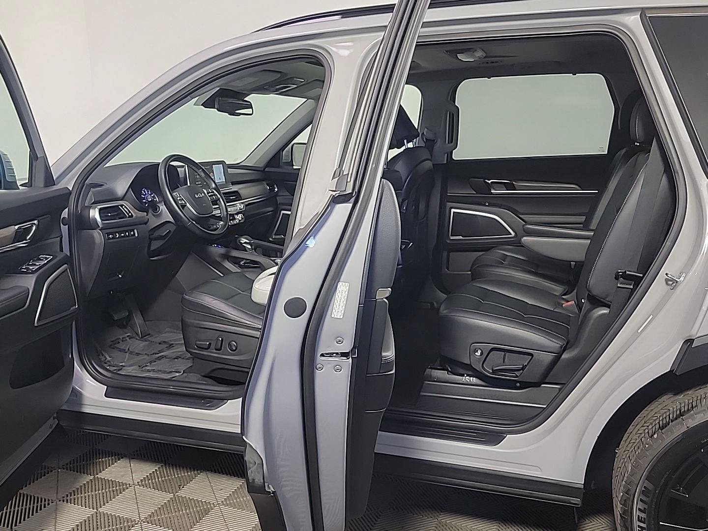 Certified 2022 Kia Telluride EX w/ EX Premium Package AWD/4WD image 16