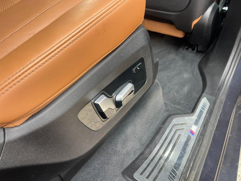 Used 2022 BMW X7 M50i w/ Luxury Seating Package image 21