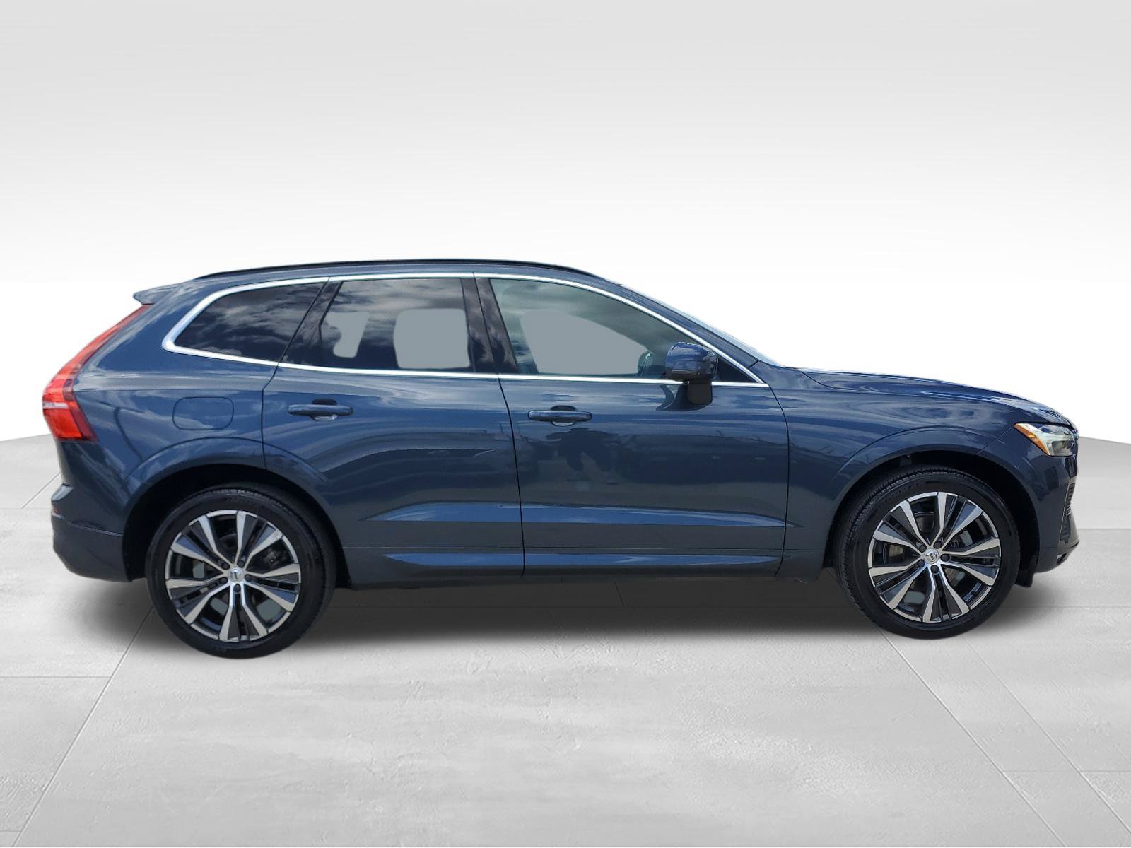 Used 2022 Volvo XC60 B5 Momentum w/ Protection Package Premier FWD image 4