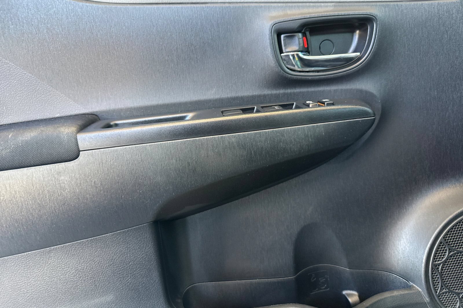Used 2012 Toyota Yaris LE FWD image 11