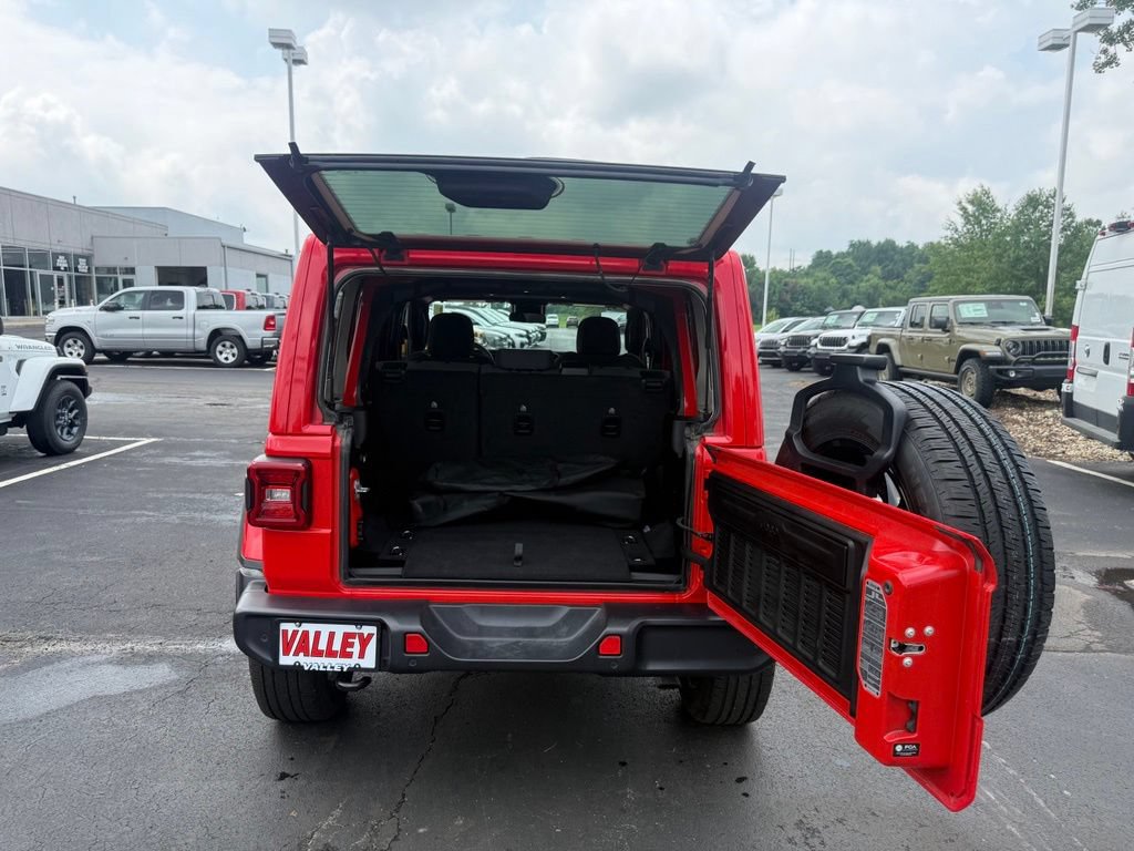 Used 2025 Jeep Wrangler Unlimited Sahara w/ Safety Group AWD/4WD image 43