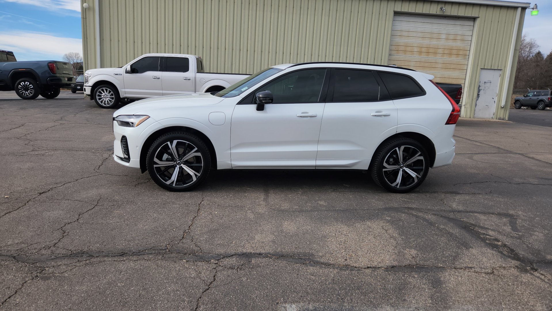 Used 2022 Volvo XC60 T8 R-Design w/ Advanced Package image 3