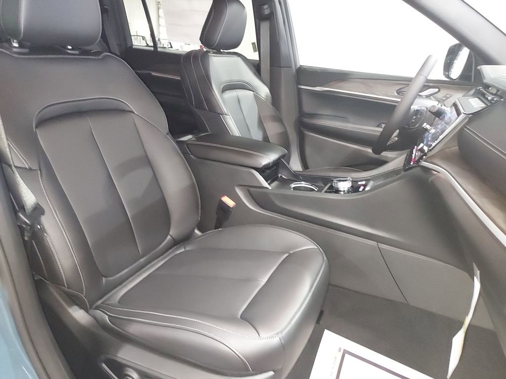 New 2026 Jeep Grand Cherokee L Limited w/ Limited Altitude Package AWD/4WD image 32