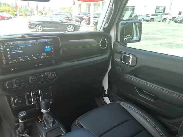 Used 2025 Jeep Wrangler Sahara image 12