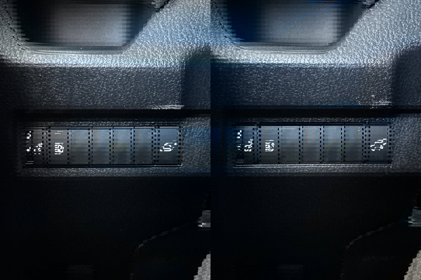 New 2025 Toyota RAV4 XLE image 31