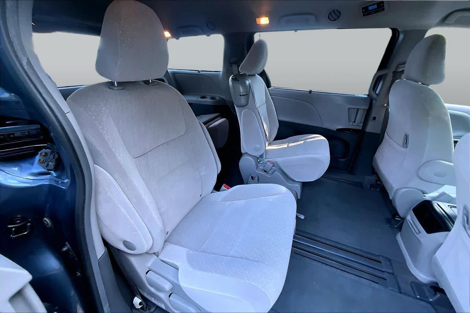 Used 2017 Toyota Sienna LE FWD image 18